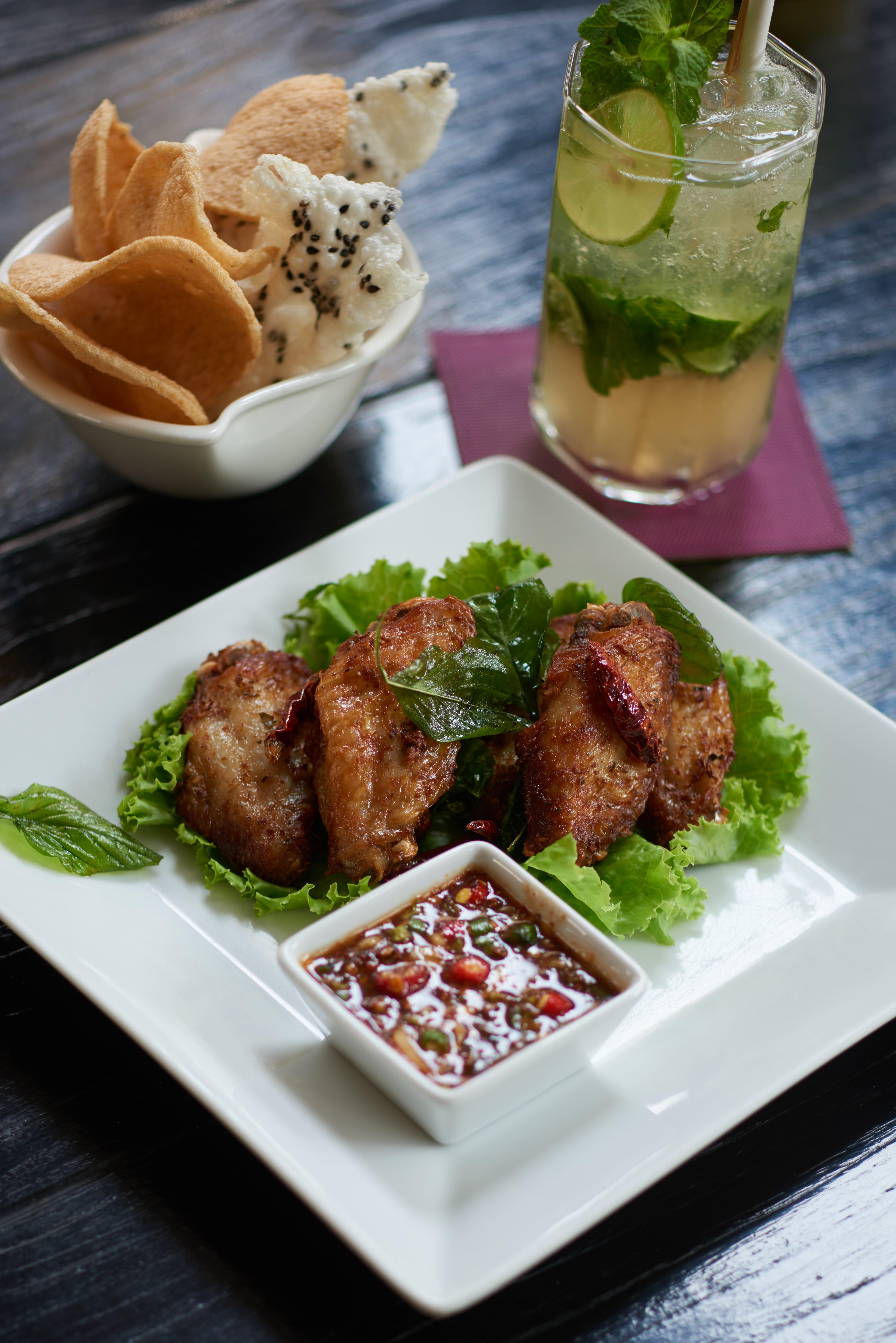 Triple Two Silom Hotel Bangkok Kültér fotó