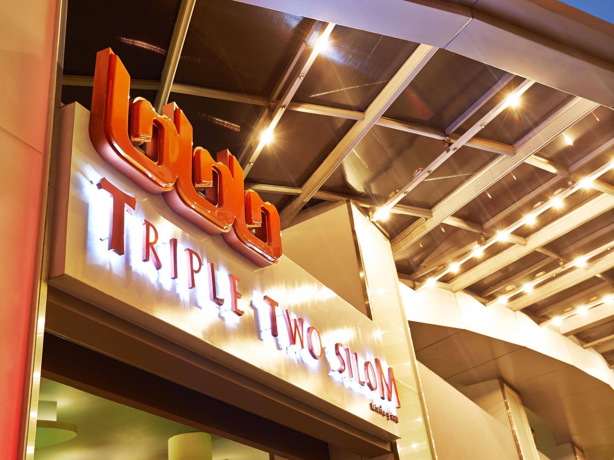 Triple Two Silom Hotel Bangkok Kültér fotó