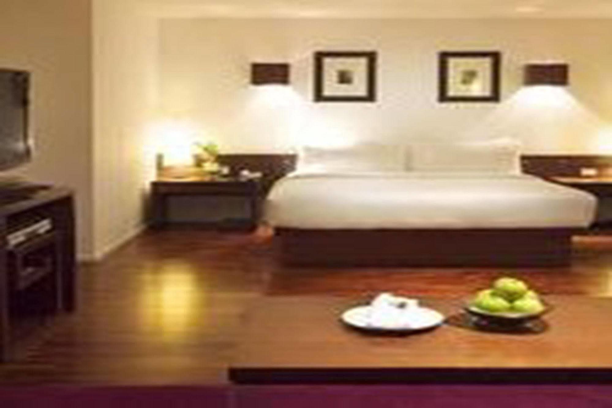 Triple Two Silom Hotel Bangkok Kültér fotó
